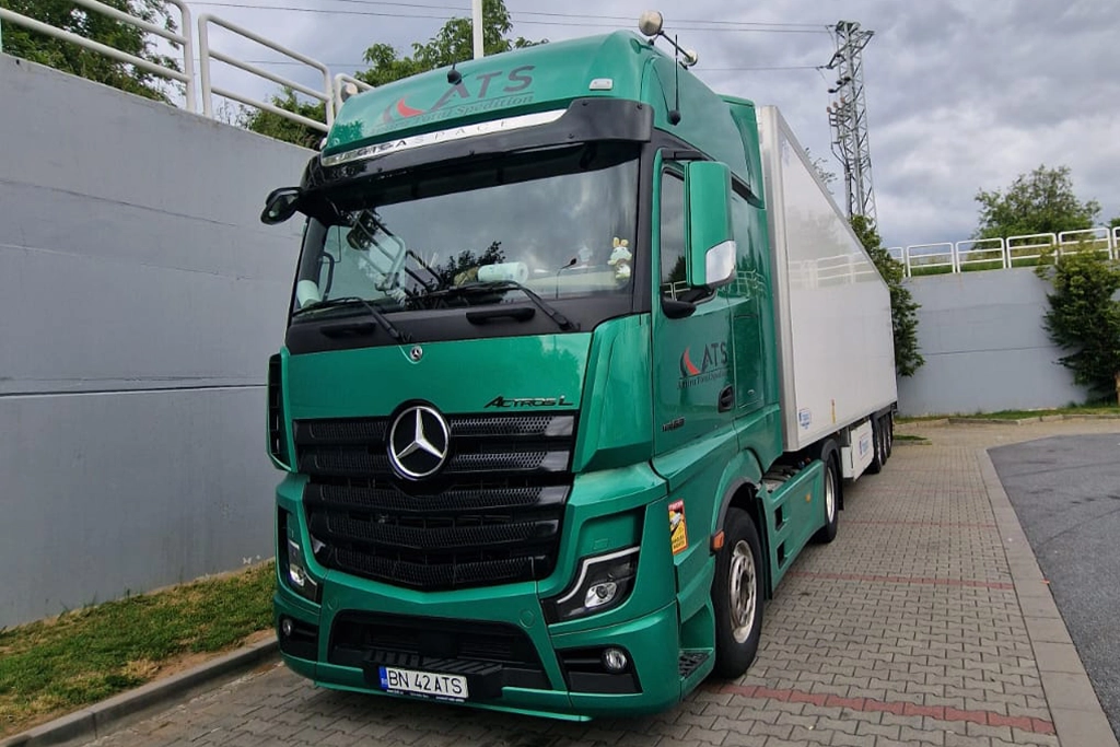 ansamblu de transport frigorific al firmei Amira Total Spedition