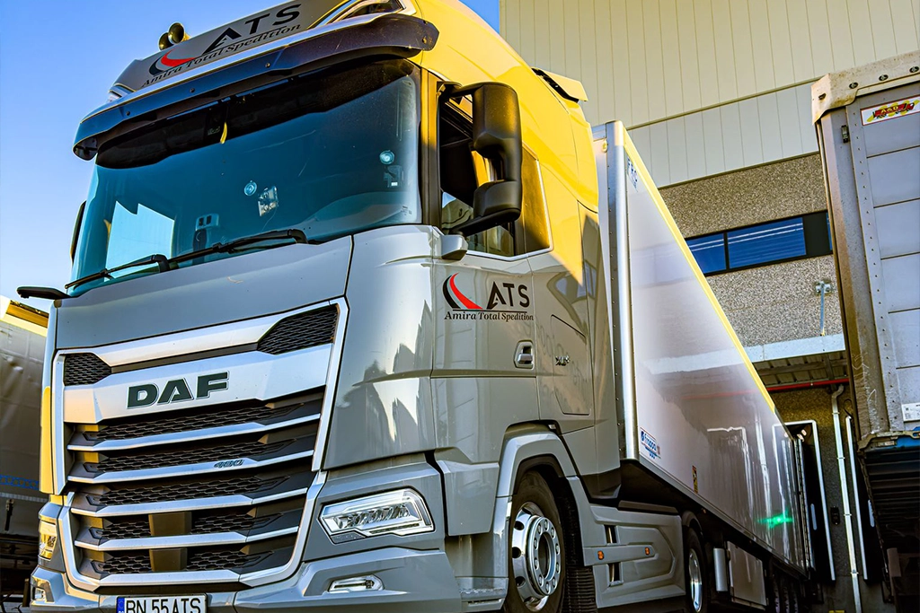 ansamblu Daf XG si semiremorca frigorifica la incarcare/descarcare